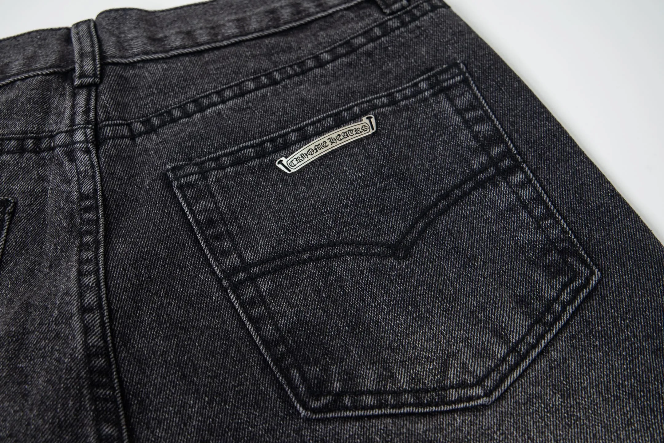 P260 Chrome Hearts Chrome Hearts Jeans Purple Matty Boy Sex Records Rivet Style Work Jeans CH Jeans need to be disassembled and washed before being dismantled and hand-stitched with sheepskin cross leather and then spliced ​​together to complete. The whole piece has too many craftsmanship to explain. The cabinet price is 16W+ level, patchwork cross pattern embellishment, high-waisted washed jeans! ! Absolutely high-end luxury products, 8W+ level god-level items, super popular products, made with top heavy industry, a magic weapon that cannot be missed. About Kroxin This is an extremely luxurious fashion brand, which can also be called the aristocrats of the high street. It has always been an exclusive brand for some hipsters or rich second generation. Compared with ordinary high streets, it is more luxurious and noble. Compared with luxury brands, it has a more fashionable personality and has always been a brand that I have a special liking for. Style number: 1761# Size: 28 30 32 34 36